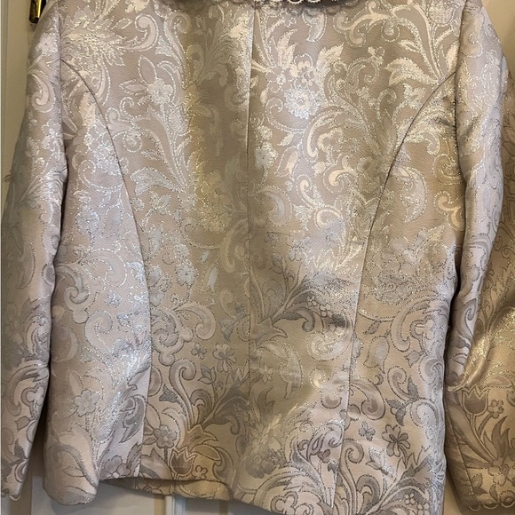 Elegant Cream Brocade Jacket and Skirt Set - Picture 11 of 13